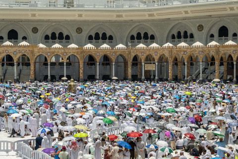 Jemaah di Masjidil Haram memakai payung sembari menunggu pelaksanaan salat Jumat, 5/6/2026. Foto: Dok. AlharamainSA