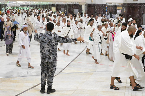 Aparat keamanan mengatur jemaah di Masjidil Haram pada Jumat, 5 Juni 2026. Foto: X/ @security_gov