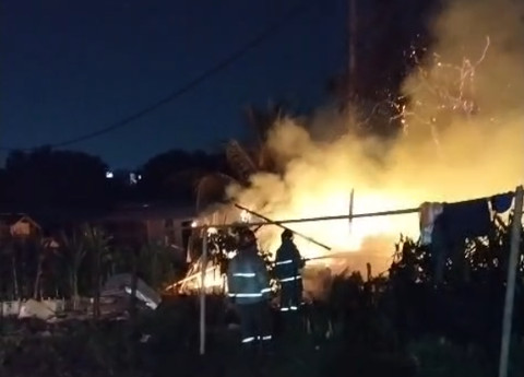 Kebakaran di sebuah bedeng pekerja bangunan di Jalan Surya Kencana, Pamulang pada Jumat (5/6/2026) malam. Foto: Dok. Damkar Tangsel
