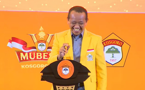 Momen Ketum Golkar Bahlil Lahadalia tertawa imbas disambut lagu MBG di Mubes V Kosgoro 1957. Foto: YouTube/ Kosgoro 1957