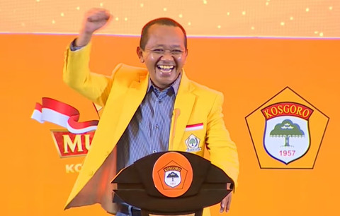 Momen Ketum Golkar Bahlil Lahadalia tertawa imbas disambut lagu MBG di Mubes V Kosgoro 1957. Foto: YouTube/ Kosgoro 1957