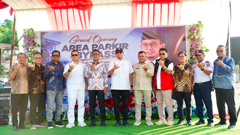 Wakil Ketua Komisi VI DPR RI dari Fraksi Gerindra Andre Rosiade meresmikan Area Parkir Truk Bypass Pelabuhan Teluk Bayur yang berlokasi di Jalan Bypass Km 2, Kelurahan Pampangan, Kecamatan Lubuk Begalung, Kota Padang, Jumat (5/6/2026). Foto: Dok. Istimewa