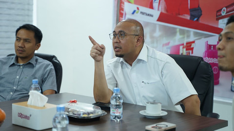 Wakil Ketua Komisi VI DPR Andre Rosiade saat berdiskusi dengan jajaran Pertamina Patra Niaga Sumbar dalam pemantauan penyaluran BBM bersubsidi di Kota Padang, Jumat (5/6/2026). Foto: Dok. Istimewa