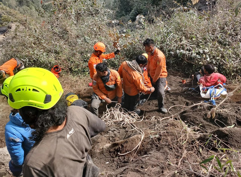 Pendaki Gunung Semeru berhasil dievakuasi ke posko evakuasi di permukiman terdekat. Foto: Dok. Basarnas