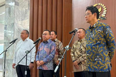 Wakil Ketua DPR RI Sufmi Dasco Ahmad bersama Gubernur BI Perry Warjiyo dan Menkeu Purbaya Yudhi Sadewa memberikan keterangan pers di Kompleks Parlemen Senayan, Jakarta, Sabtu (6/6/2026). Foto: Najma Ramadhanya/kumparan