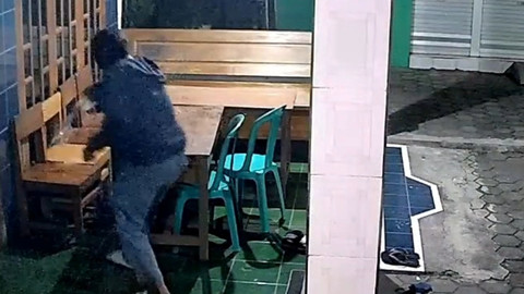 Rekaman CCTV rumah seorang warga dibakar pria misterius di Demak Jawa Tengah. Foto: Dok. Istimewa