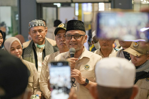 Menhaj Gus Irfan bersama jemaah haji asal Makassar di Bandara Jeddah, Arab Saudi, Jumat (5/6/2026).
 Foto: MCH 2026