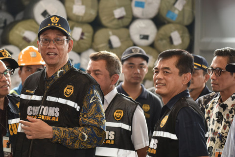 Menteri Keuangan Purbaya Yudhi Sadewa (kiri) didampingi Direktur Jenderal Bea Cukai Djaka Budi Utama (kedua kanan) saat meninjau Pelabuhan Tanjung Priok, Jakarta, Sabtu (6/6/2026).  Foto: Fakhri Hermansyah/ANTARA FOTO