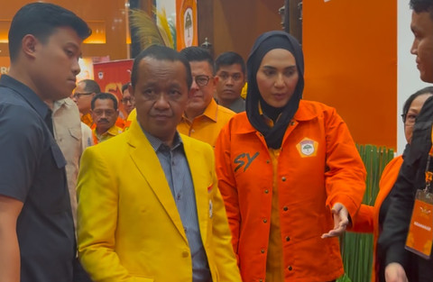 Ketum Golkar Bahlil Lahadalia dan Sari Yuliati saat Mubes V Kosgoro 1957 di kawasan Gambir, Jakarta Pusat, Jumat (5/6/2026). Foto: Nasywa Athifah/kumparan