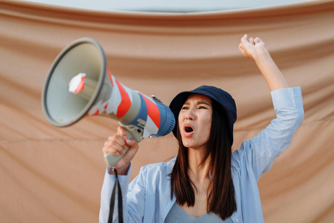 Ilustrasi Perempuan Menyuarakan Pendapatnya (Sumber: Foto oleh Thirdman  : https://www.pexels.com/id-id/foto/wanita-perempuan-kaum-wanita-topi-8924330/)