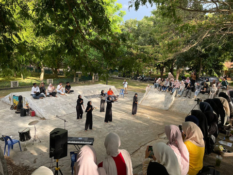 Tidak semua ruang belajar memiliki dinding. Kadang ia hadir di taman kota, skate park, trotoar, atau ruang publik yang memberi kesempatan bagi orang-orang untuk bertemu, menyimak, dan berbagi pengalaman bersama. Dokumentasi pribadi.