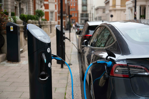 Ilustrasi Range Extended Electric Vehicle (REEV). Foto: Zeynep Demir Aslim/Shutterstock