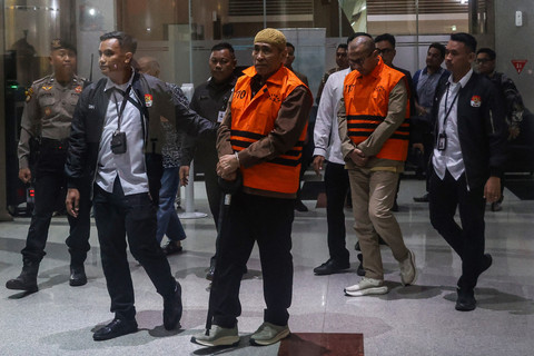 Sejumlah tersangka mengenakan rompi tahanan usai menjalani pemeriksaan terkait kasus dugaan korupsi kuota haji dalam penyelenggaraan ibadah haji tahun 2023-2024 di Gedung Merah Putih KPK, Jakarta, Senin (8/6/2026).  Foto: Darryl Ramadhan/ANTARA FOTO