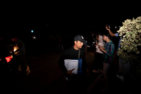 Penyidik Komisi Pemberantasan Korupsi (KPK) berjalan setibanya di Polda Sumatera Selatan, Palembang, Sumatera Selatan, Senin (8/6/2026). Foto: Nova Wahyudi/ANTARA FOTO
