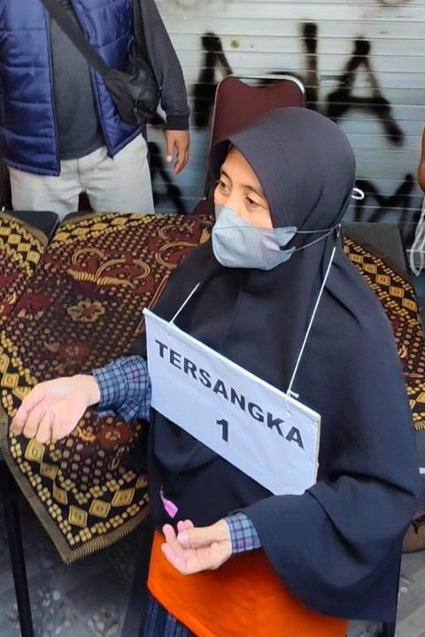 Tampang DK alias Diyah Kusumastuti, ketua yayasan sekaligus pemilik Daycare Little Aresha Yogyakarta, tersangka kekerasan dan penelantaran anak saat rekonstruksi, Selasa (9/6/2026). Foto: Arfiansyah Panji Purnandaru/kumparan