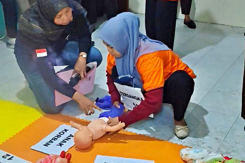 Rekonstruksi kasus kekerasan dan penelantaran anak yang dilakukan pemilik dan pengasuh Daycare Little Aresha di Umbulharjo, Kota Yogyakarta, Selasa (9/6/2026). Foto: Panji/kumparan