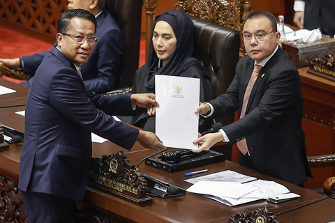 Wakil Ketua DPR Sufmi Dasco Ahmad (kanan) menerima berkas tanggapan pemerintah dari Menkum Supratman Andi Agtas (kiri) pada Rapat Paripurna Ke-21 DPR RI Masa Persidangan V Tahun Sidang 2025-2026 di Kompleks Parlemen, Jakarta, Selasa (9/6/2026). Foto: Dhemas Reviyanto/ANTARA FOTO