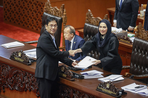 Wakil Ketua DPR Sari Yuliati (kanan) menerima berkas tangapan pemerintah dari Menkeu Purbaya Yudhi Sadewa (kiri) pada Rapat Paripurna Ke-21 DPR RI Masa Persidangan V Tahun Sidang 2025-2026 di Kompleks Parlemen, Senayan, Jakarta, Selasa (9/6/2026). Foto: Dhemas Reviyanto/ANTARA FOTO