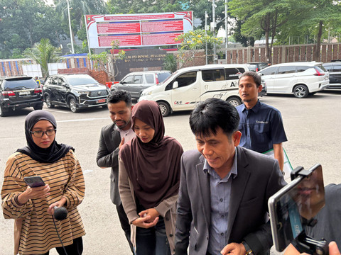 Nur Rohmah, mantan Asisten Rumah Tangga (ART) yang menjadi saksi kunci bagi pelapor bernama Hera, menyambangi Polres Metro Jakarta Selatan pada Selasa (9/6/2026). Foto: Vincentius Mario/kumparan