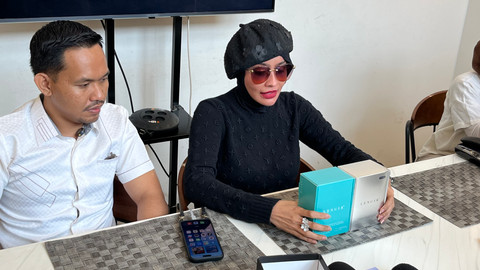 dr. Amira Fahranaz atau doktif (kanan) beserta kuasa hukumnya, Haryadi Harding (kiri) saat konferensi pers produk Lencird yang diduga memiliki zat berbahaya di Jakarta pada Selasa (9/6/2026). Foto: Gitario Vista Inasis/kumparan