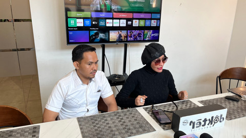 dr. Amira Fahranaz atau doktif (kanan) beserta kuasa hukumnya, Haryadi Harding (kiri) saat konferensi pers produk Lencird yang diduga memiliki zat berbahaya di Jakarta pada Selasa (9/6/2026). Foto: Gitario Vista Inasis/kumparan