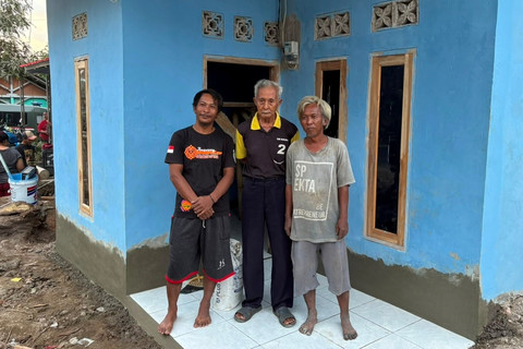 Jefri, Uci, Karta, warga penerima manfaat Bantuan Sosial Bedah Rumah oleh Kementerian Imigrasi dan Pemasyarakatan di Desa Warungkiara, Sukabumi, Jawa Barat, Selasa (9/6/2026). Foto: Nauval Pratama/kumparan