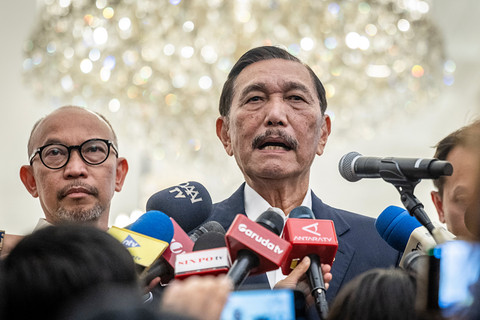 Ketua Dewan Ekonomi Nasional (DEN) Luhut Binsar Pandjaitan (kanan) bersama Anggota DEN Chatib Basri (kiri) menyampaikan keterangan usai bertemu Presiden Prabowo Subianto di Kompleks Istana Merdeka, Jakarta, Selasa (9/6/2026). Foto: Bayu Pratama S/ANTARA FOTO