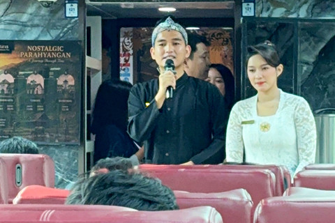 Furqon, story teller di Gerbong KA Panoramic di Kereta Parahyangan. Foto: Gitario Vista Inasis/kumparan