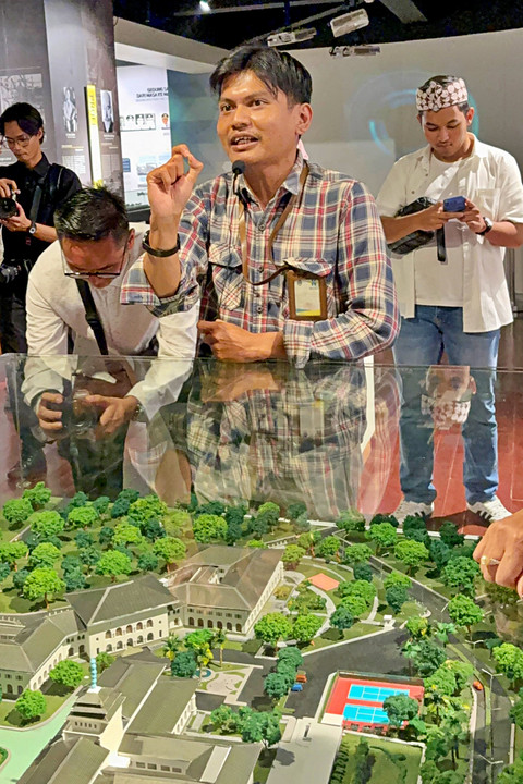 Edukator Museum Gedung Sate, Wenno saat memandu tur di museum. Foto: Gitario Vista Inasis/kumparan