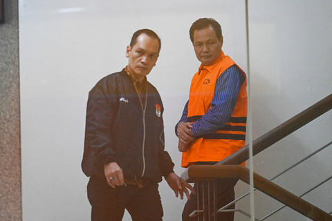Bupati Muara Enim Edison (kanan) berjalan dengan mengenakan rompi tahanan usai menjalani pemeriksaan di Gedung Merah Putih KPK, Jakarta, Selasa (9/6/2026). Foto: Galih Pradipta/ANTARA FOTO