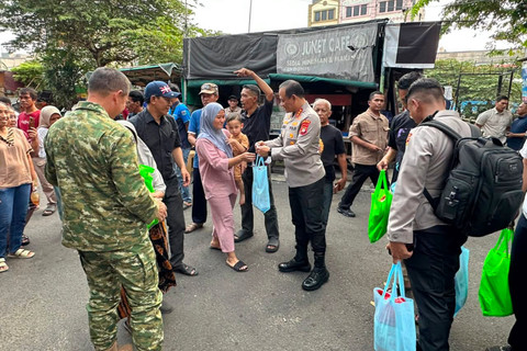 Kapolda Metro Jaya Komjen Pol Asep Edi Suheri bersama Pangdam Jaya Letjen TNI Deddy Suryadi bertemu dengan warga di Kelurahan Krukut, Kecamatan Tamansari, Jakarta Barat, Selasa (9/6/2026). Foto: Dok. Polda Metro Jaya