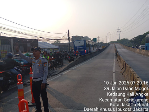 Evakuasi kendaraan dan penanganan lalu lintas imbas kecelakaan truk di Jalan Daan Mogot, Jakarta Barat, Rabu (10/6/2026). Foto: Dok. Dishub DKI Jakarta