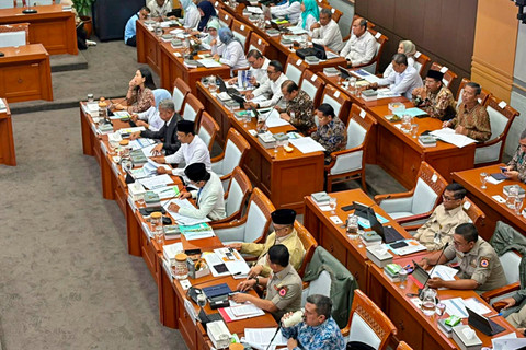 Suasana Raker Komisi VIII DPR RI dengan Menag RI, Mensos RI, Menteri PPPA RI, Menteri Haji dan Umrah RI, Kepala BNPB, dan Kepala Badan Penyelenggara Jaminan Produk Halal RI, di Kompleks Parlemen, Senayan, Jakarta, Rabu (10/6/2026). Foto: Jeni Ritanti/kumparan