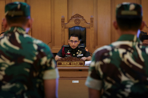 Hakim Ketua membacakan vonis bagi empat anggota TNI terdakwa kasus penyiraman air keras terhadap aktivis KontraS, Andrie Yunus, dalam persidangan di Pengadilan Militer Jakarta, Rabu (10/6/2026). Foto: Willy Kurniawan/REUTERS