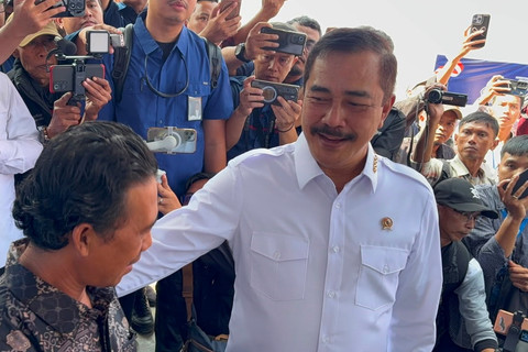 Menteri Imigrasi dan Pemasyarakatan Agus Andrianto melakukan kunjungan ke penerima manfaat Bantuan Sosial Bedah Rumah di Desa Warungkiara, Sukabumi, Jawa Barat, Rabu (10/6/2026). Foto: Nauval Pratama/kumparan