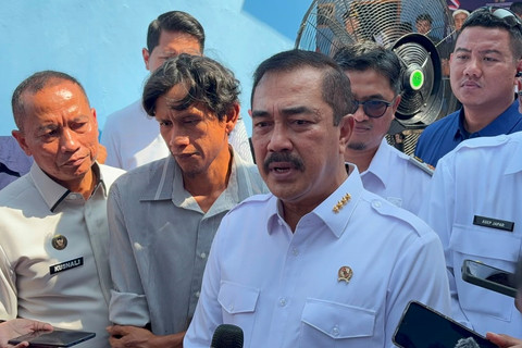 Menteri Imigrasi dan Pemasyarakatan Agus Andrianto melakukan kunjungan ke penerima manfaat Bantuan Sosial Bedah Rumah di Desa Warungkiara, Sukabumi, Jawa Barat, Rabu (10/6/2026). Foto: Nauval Pratama/kumparan