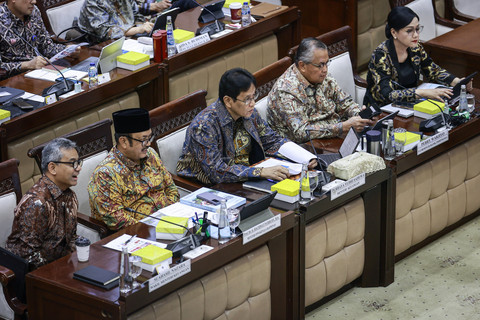 Menkeu Purbaya Yudhi Sadewa bersama Menteri PPN Rachmat Pambudy, Gubernur BI Perry Warjiyo, Ketua DK OJK Friderica Widyasari Dewi, dan Wamenkeu Suahasil Nazara mengikuti raker dengan Komisi XI di Kompleks Parlemen, Senayan, Jakarta, Rabu (10/6/2026). Foto: Dhemas Reviyanto/ANTARA FOTO