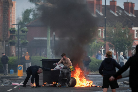 Suasana kerusuhan selama protes setelah serangan pisau pada 8 Juni yang menyebabkan seorang pria terluka parah dan mendorong polisi untuk menyatakan insiden kritis, di Newtownards Road di Belfast, Irlandia Utara, 9 Juni 2026. Foto: REUTERS/Isabel Infantes