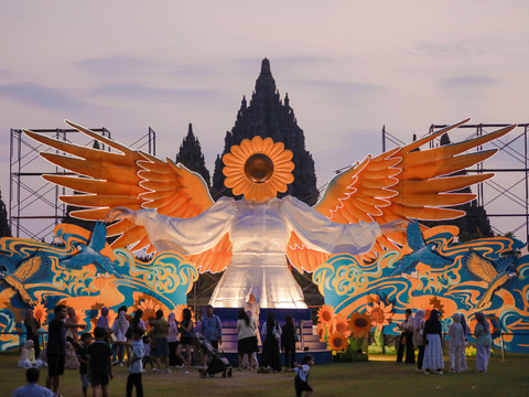 Instalasi seni Sunflower Angel di kawasan Candi Prambanan. Foto: Dok. Istimewa
