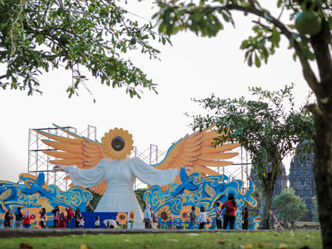 Instalasi seni Sunflower Angel di kawasan Candi Prambanan. Foto: Dok. Istimewa