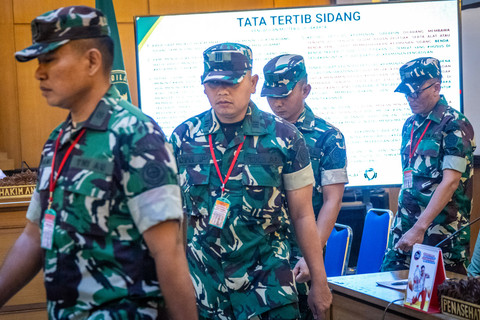 Terdakwa kasus penyiraman air keras kepada aktivis KontraS Andrie Yunus, Lettu Sami Lakka, Kapten Nandala Dwi Prasetya, Lettu Budhi Hariyanto Widhi Cahyono dan Serda Edi Sudarko tiba di Pengadilan Militer II-08, Jakarta, Rabu (10/6/2026). Foto: Bayu Pratama S/ANTARA FOTO