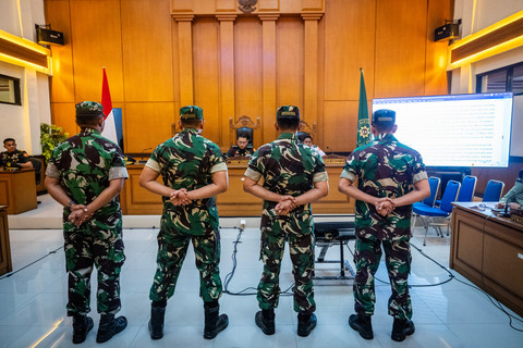 Terdakwa kasus penyiraman air keras kepada aktivis KontraS Andrie Yunus, Sami Lakka, Nandala Dwi Prasetya, Budhi Hariyanto Widhi Cahyono dan Edi Sudarko menjalani sidang pembacaan putusan di Pengadilan Militer II-08, Jakarta, Rabu (10/6/2026). Foto: Bayu Pratama S/ANTARA FOTO