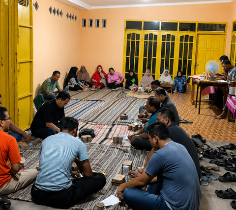 Pertemuan rutin RT bukan sekadar agenda bulanan, melainkan juga ruang membangun kebersamaan, memperkuat silaturahmi, dan menyelesaikan persoalan lingkungan melalui musyawarah. Foto: Dokumentasi pribadi