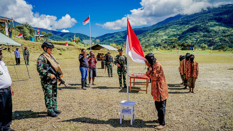 Prosesi 8 Anggota OPM di Kiwirok, Pegunungan Bintang, Papua menyerahkan diri dan kembali ke pangkuan NKRI. Foto: Dok. Satgas HABEMA