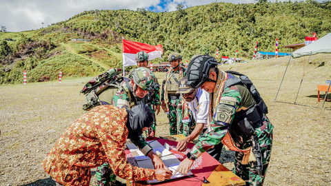 Prosesi 8 Anggota OPM di Kiwirok, Pegunungan Bintang, Papua menyerahkan diri dan kembali ke pangkuan NKRI. Foto: Dok. Satgas HABEMA