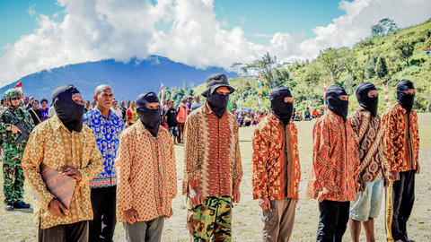 Prosesi 8 Anggota OPM di Kiwirok, Pegunungan Bintang, Papua menyerahkan diri dan kembali ke pangkuan NKRI. Foto: Dok. Satgas HABEMA