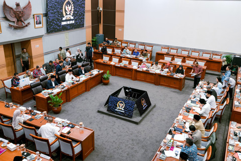 Menteri Sosial Saifullah Yusuf didampingi Wakil Menteri Sosial Agus Jabo Priyono menyaksikan demonstrasi digitalisasi bansos dalam Raker bersama Komisi VIII DPR RI di Jakarta, Rabu (10/6/2026). Foto: Dok. Biro Humas Kemensos / Ikhwan Syah Ishar