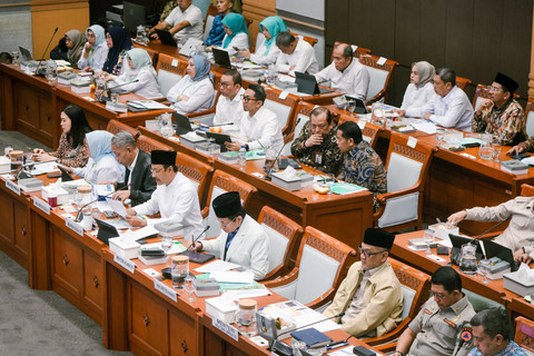 Menteri Sosial Saifullah Yusuf didampingi Wakil Menteri Sosial Agus Jabo Priyono menyaksikan demonstrasi digitalisasi bansos dalam Raker bersama Komisi VIII DPR RI di Jakarta, Rabu (10/6/2026). Foto: Dok. Biro Humas Kemensos / Ikhwan Syah Ishar