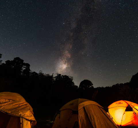 Ilustrasi tenda kemah di pegunungan. Foto: Pexels