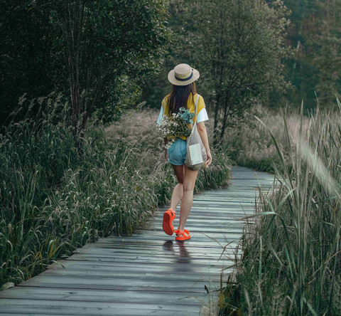Ilustrasi pejalan kaki menjaga alam. Foto: Pexels